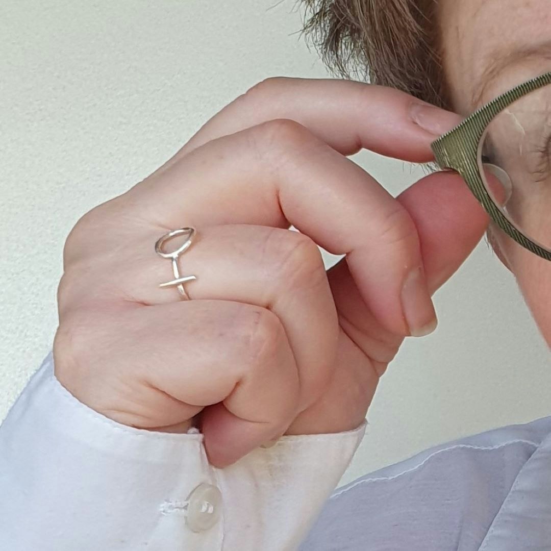 Feministisk silverring Kvinnokraft från MIA´s smedja.