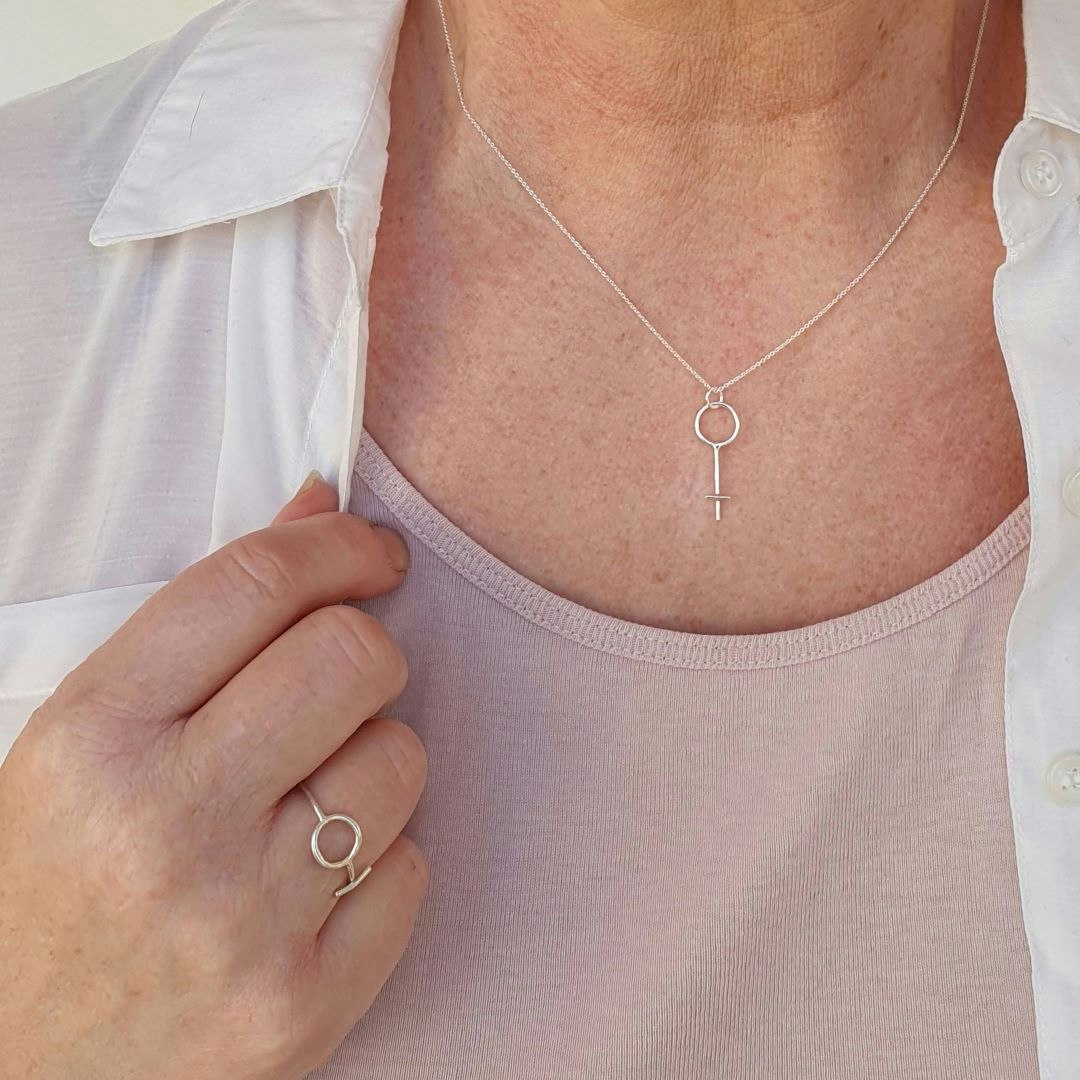 Feministiskt silversmycke,  Kvinnokraft Mellan, från MIA´s smedja.