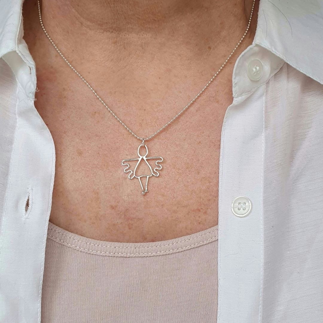 Silverängel Signe i en kulkedja, ett handgjort silversmycke från MIA´s smedja.