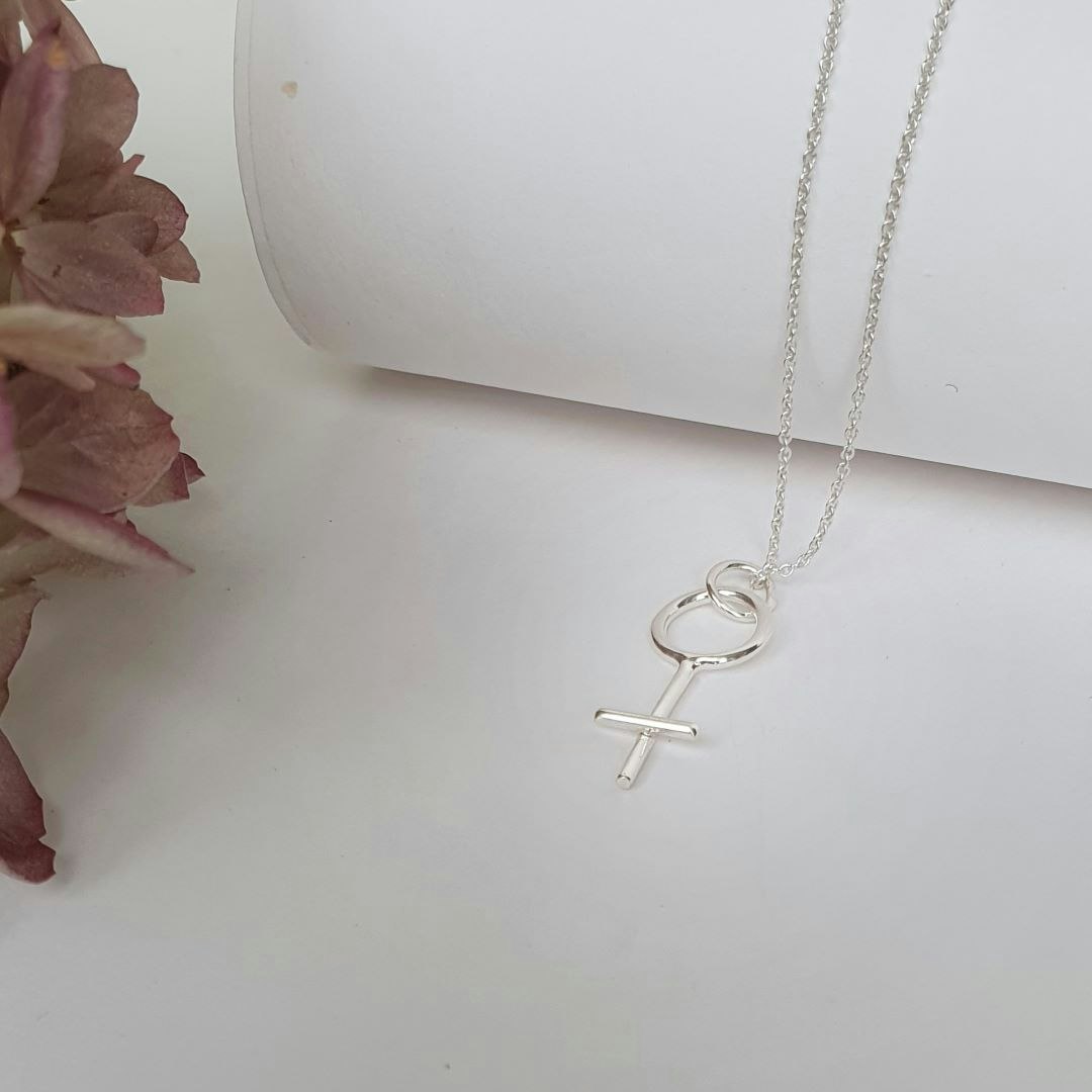 Silverhalsband Kvinnokraft, feministiskt smycke i en ankarkedja.