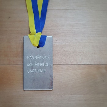 Underbar - Studenthänge i aluminium med text