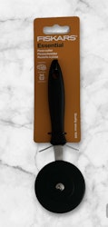 Fiskars Essential Pizzaskärare