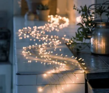 Nydelig Lysslynge med 200 LED lys amber, messingtråd