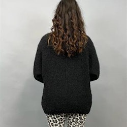 HELIA Fluffig stickad tröja med V-hals, svart