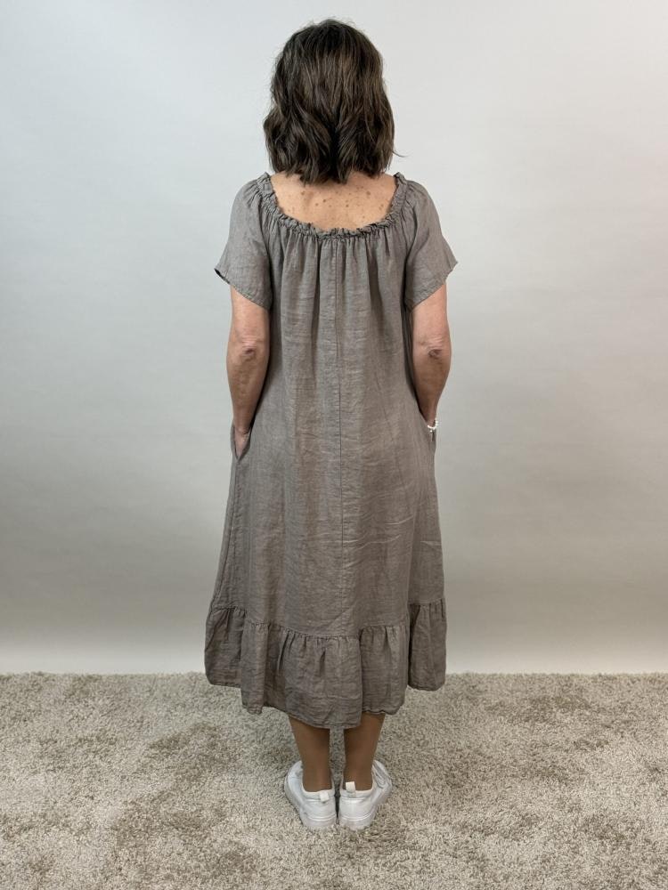 Klänning med singoallahals och fickor i sidan