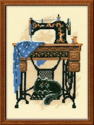 Broderikit Tavla Cat with Sewing Machine - Symaskin och katt