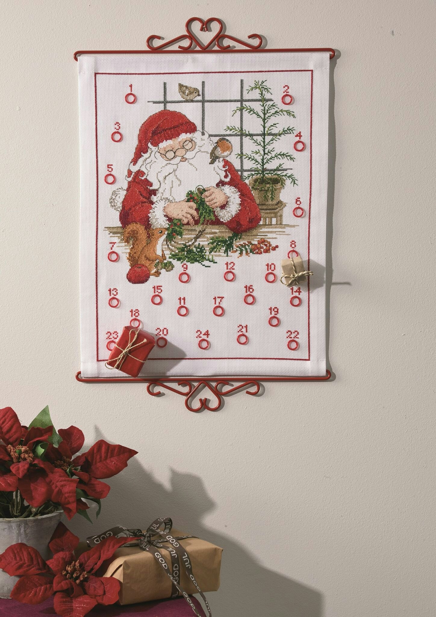 Broderikit Kalender Tomte pysslar Ekorre fåglar brodera korsstygn