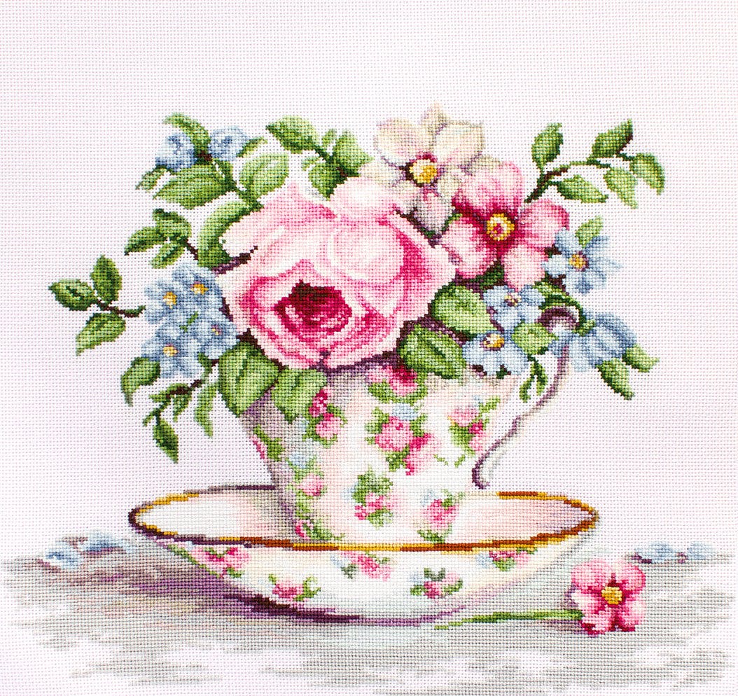 Broderikit Tavla Blooms in a tea cup