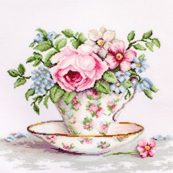 Broderikit Tavla Blooms in a tea cup