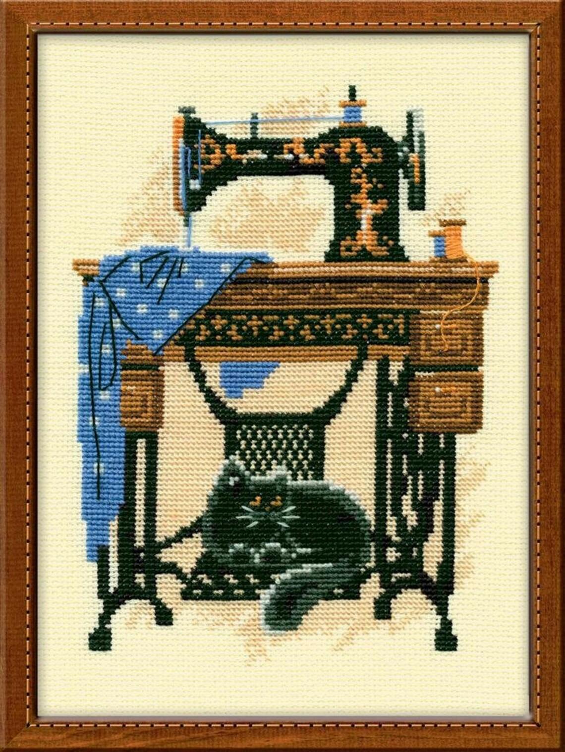 Broderikit Tavla Cat with Sewing Machine Symaskin och katt