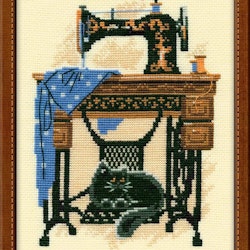 Broderikit Tavla Cat with Sewing Machine