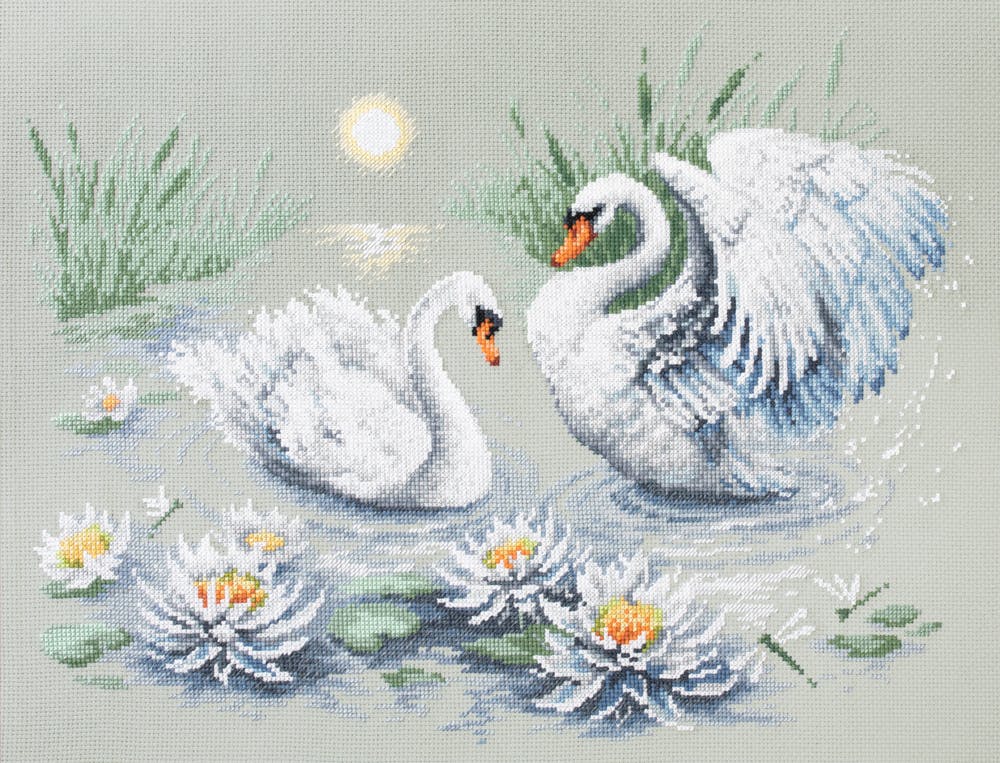 Broderikit Tavla Svanar kärlek romantik sjön lotos fåglar brodera korssygn