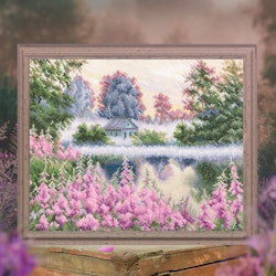 Broderikit Tavla Pink fog - Stuga i morgons rosa dimma