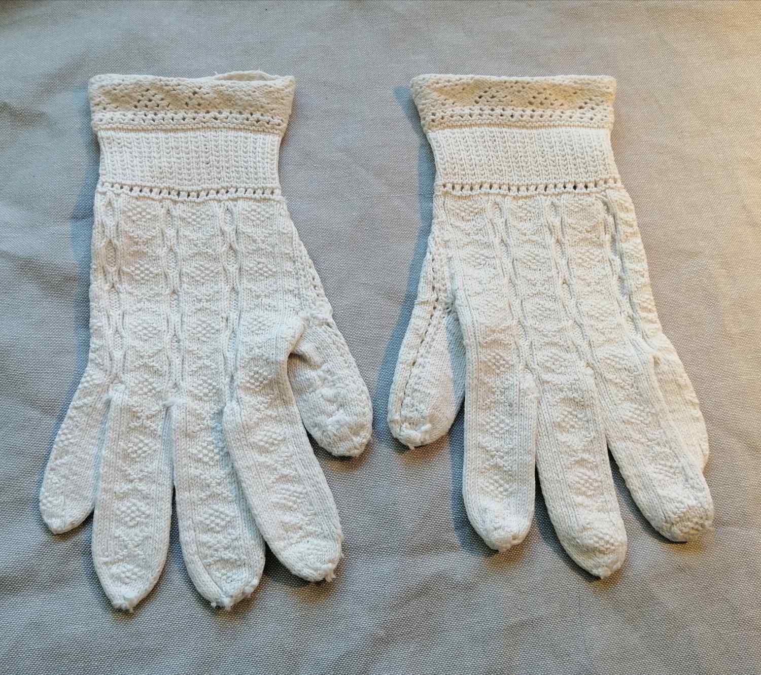 Vintage vita bomullsvantar handskar mönsterstickade fin krage stl 7-8