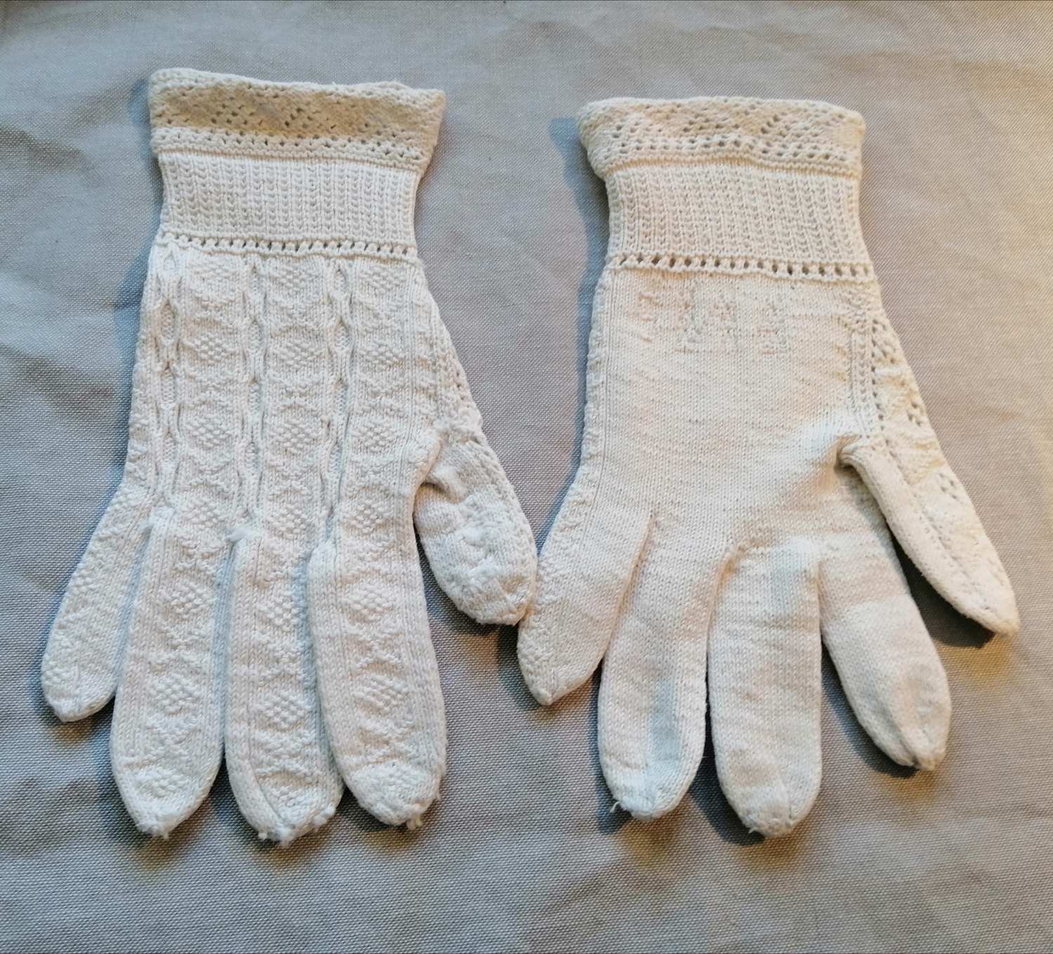 Vintage vita bomullsvantar handskar mönsterstickade fin krage stl 7-8