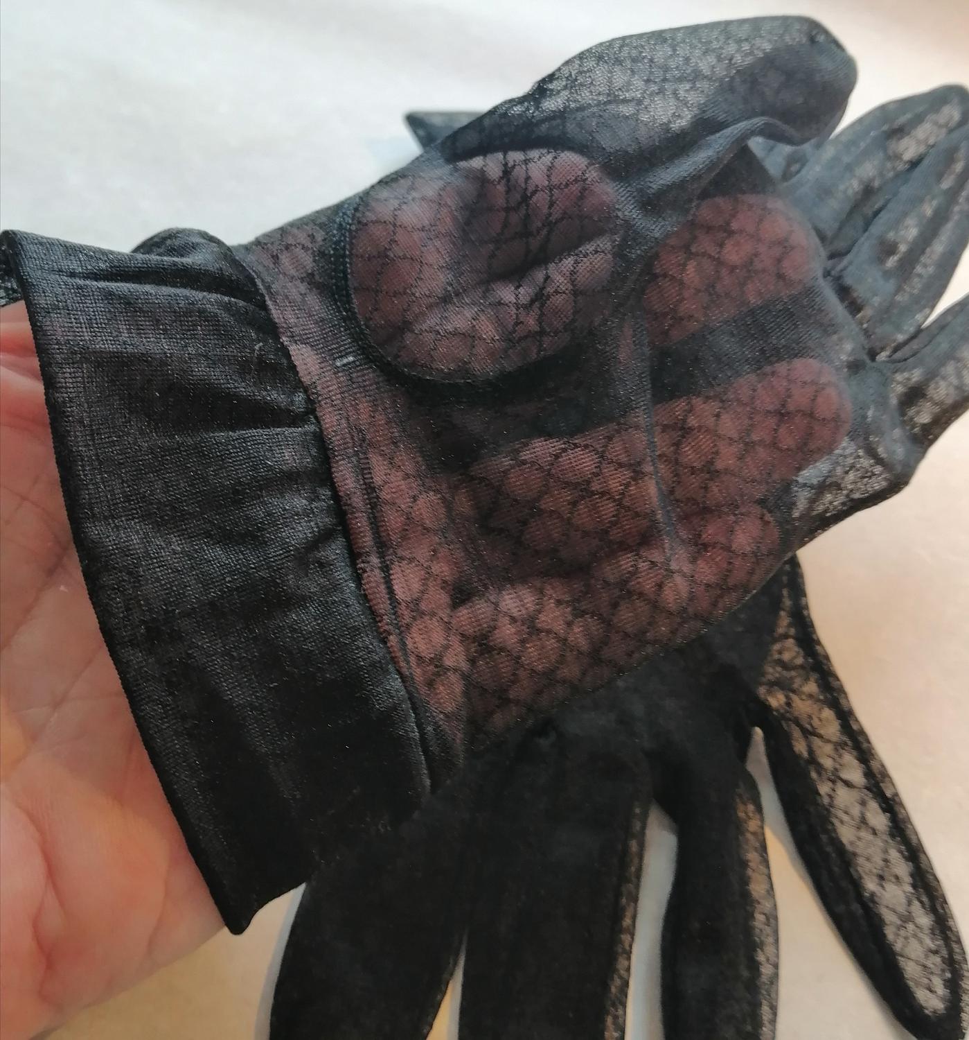Vintage tunna svarta handskar nylon med volang och rutmönster stl 7 ca