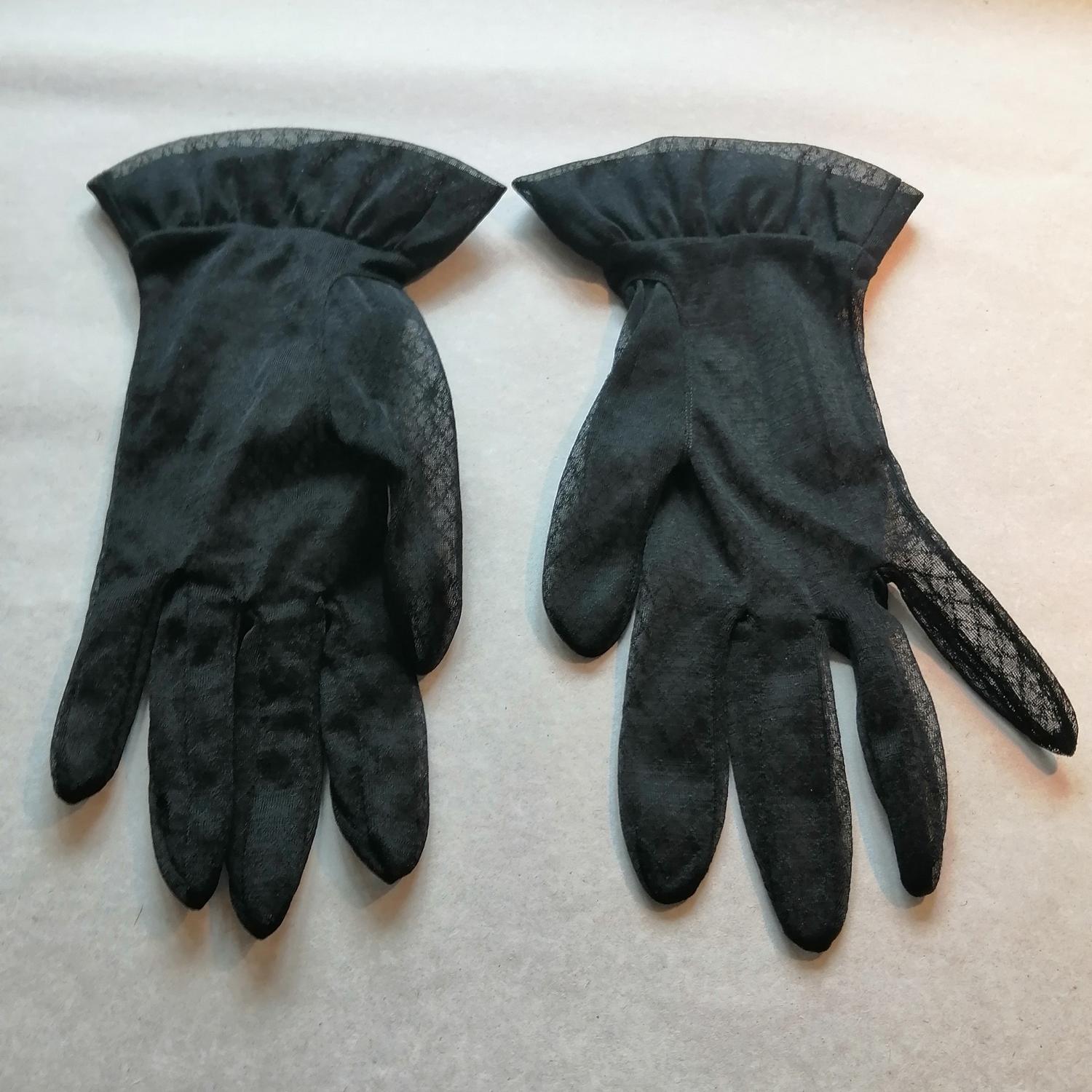 Vintage tunna svarta handskar nylon med volang och rutmönster stl 7 ca