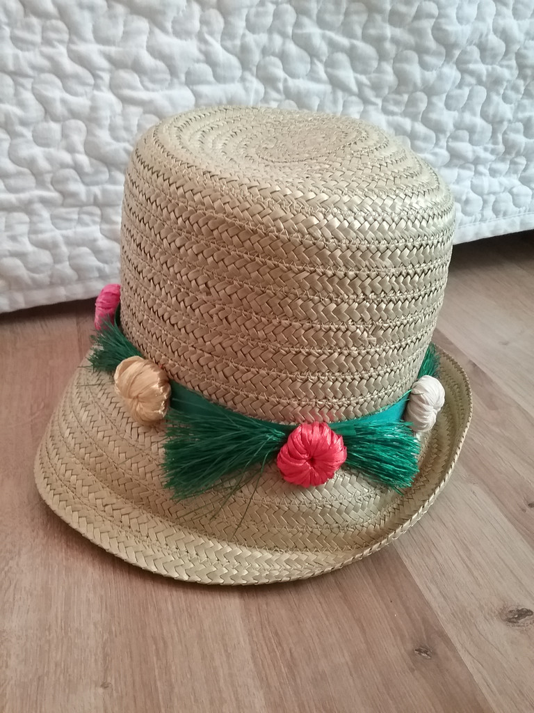 Vintage retro hatt damhatt sommarhatt stråhatt med färgade bastblommor