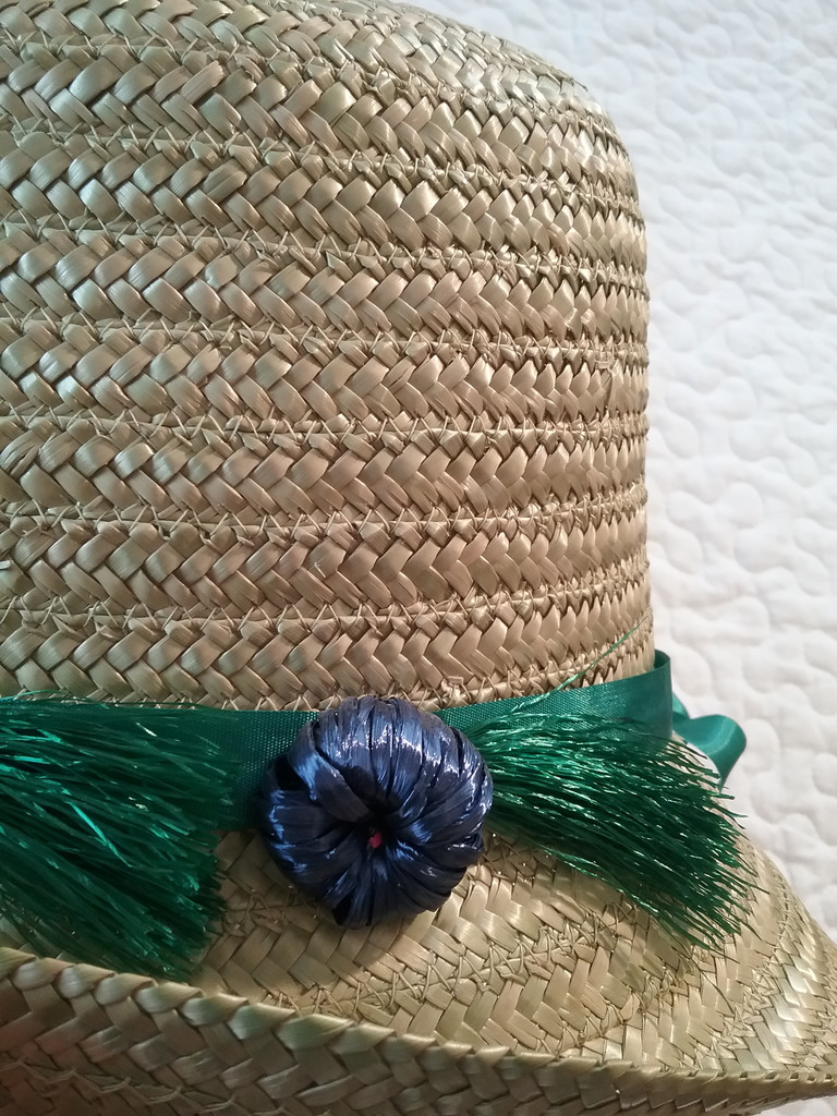 Vintage retro hatt damhatt sommarhatt stråhatt med färgade bastblommor