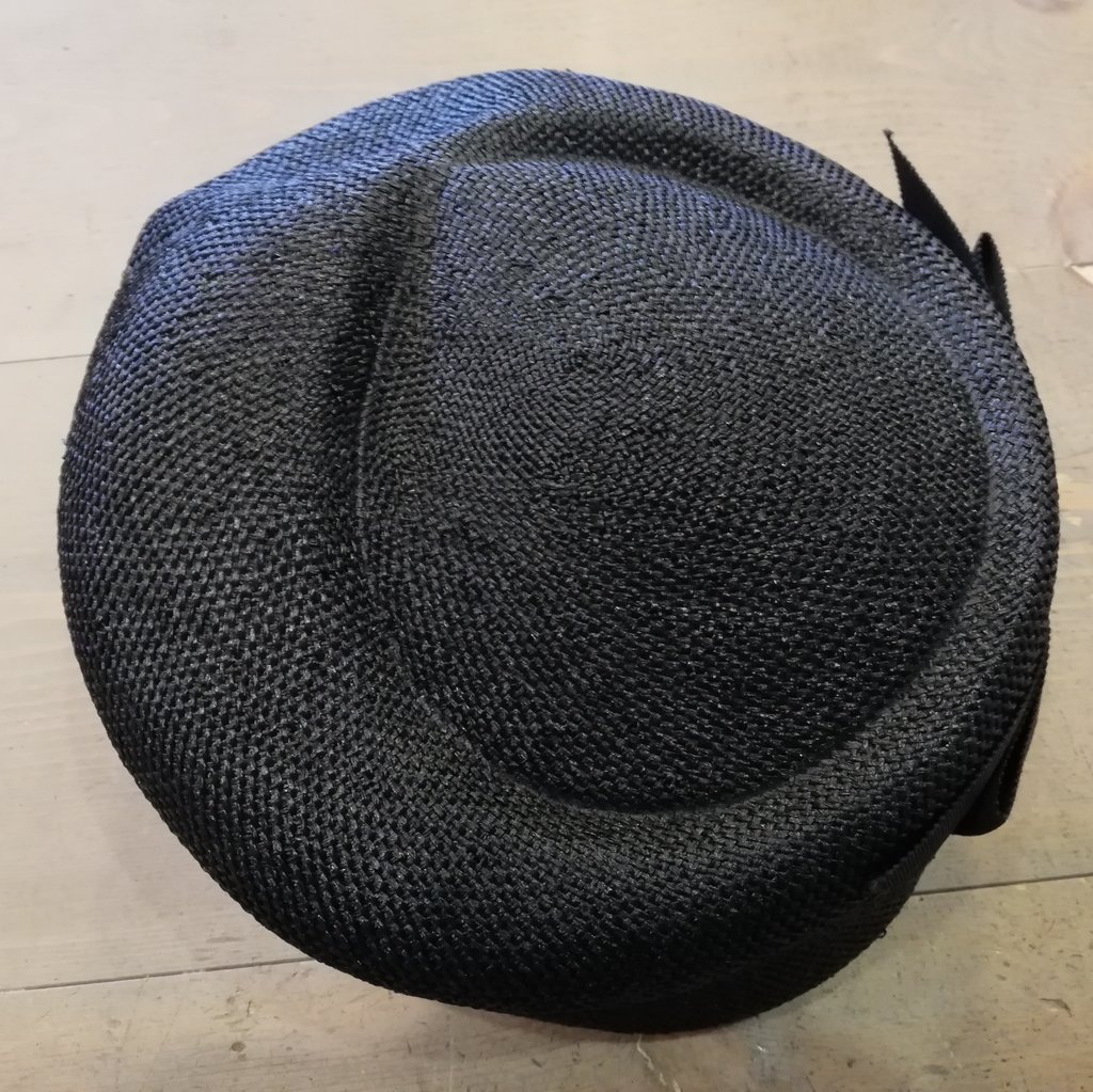 Vintage retro hatt damhatt svart bast rosett bak oregelbunden form