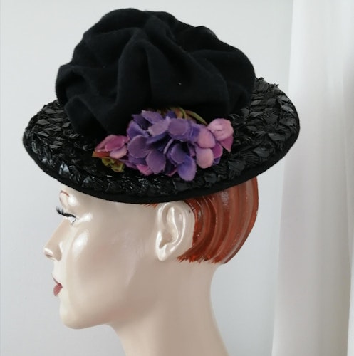 Vintage hatt damhatt liten hatt att bära uppepå frisyren svart lila blommor