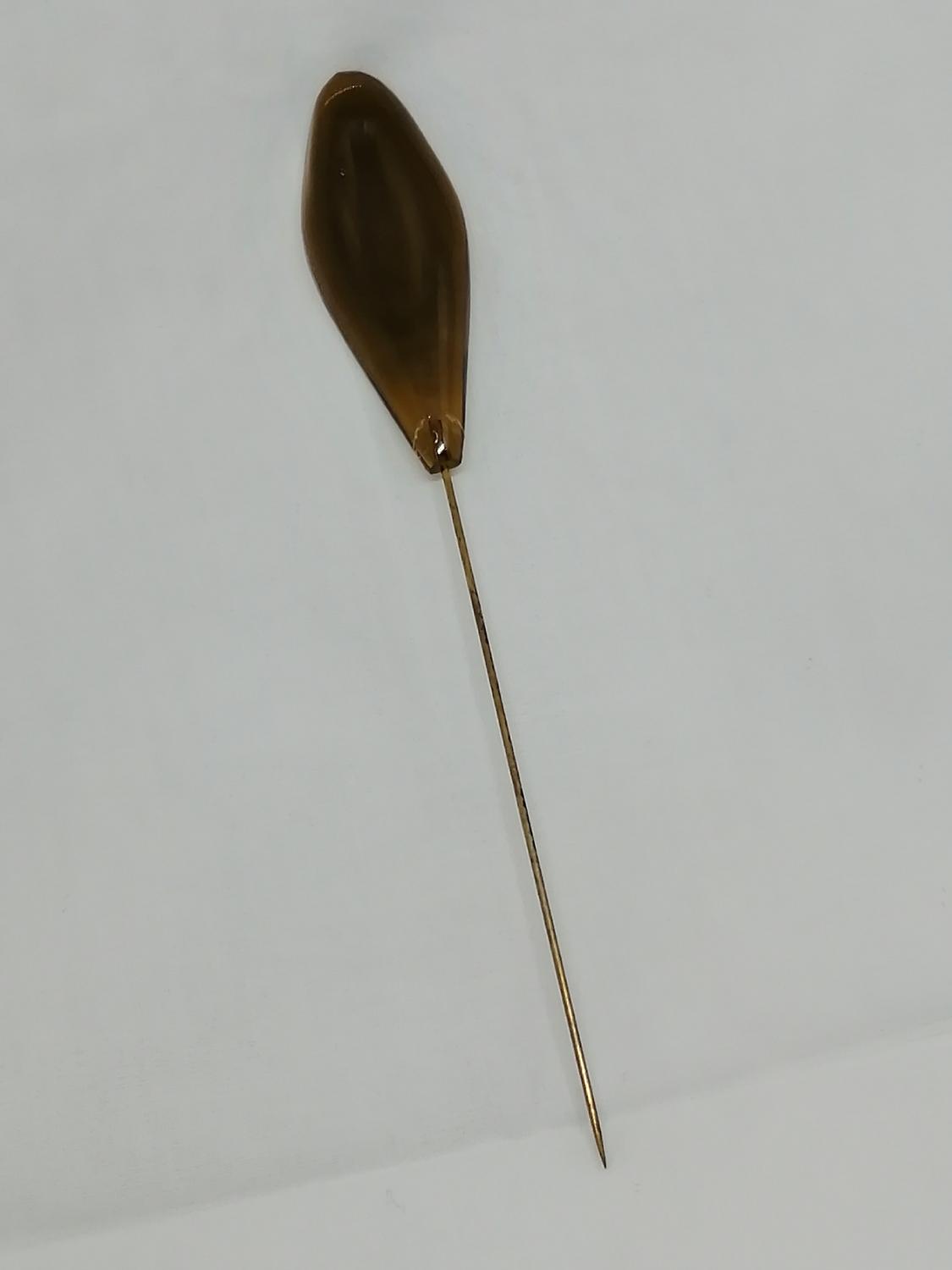 Vintage antik hattnål bärnstensfärgad droppformad topp av plast guldfärgad nål