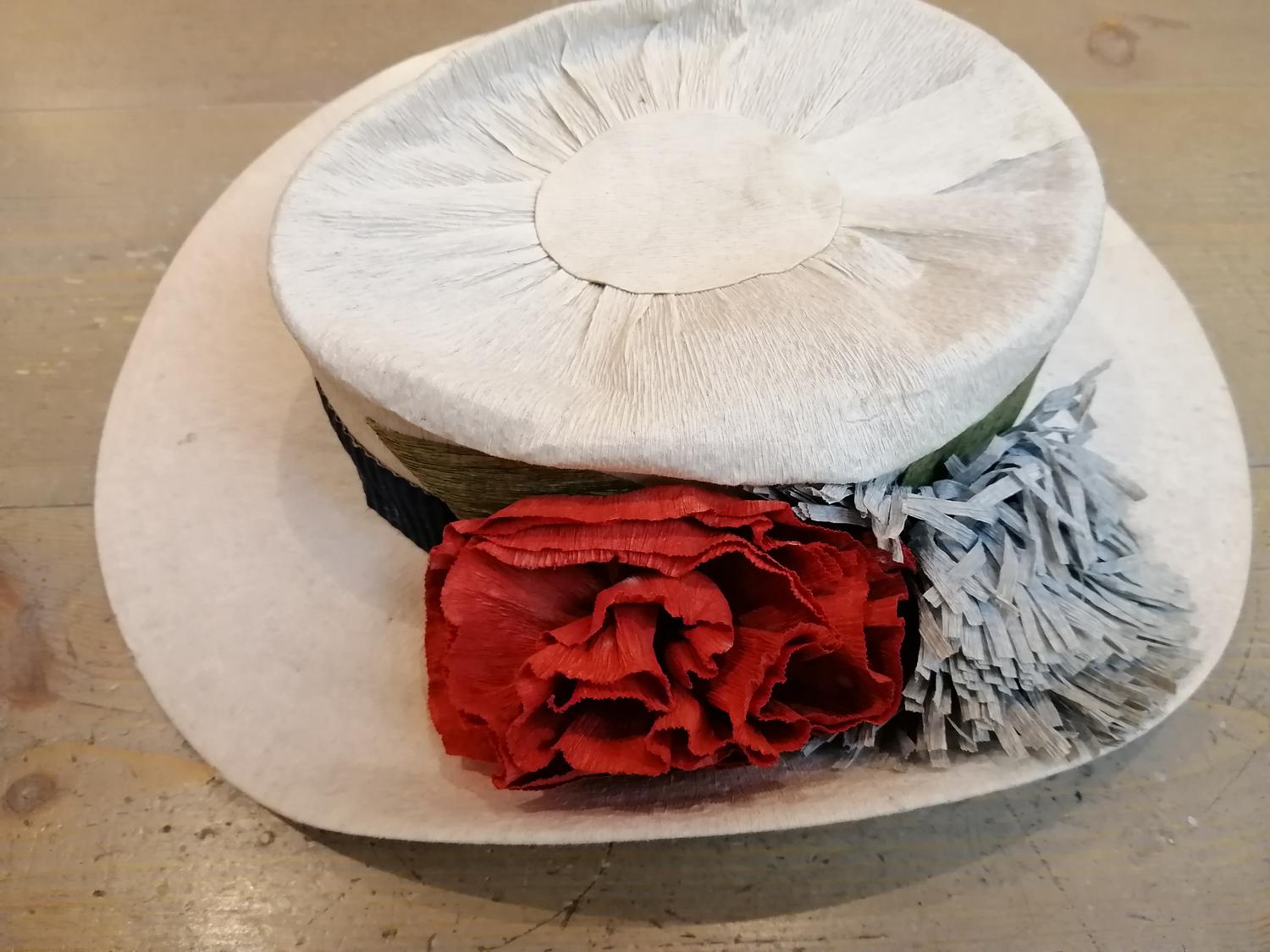 Vintage hatt damhatt av papper ljus med blått band blomdekoration