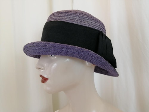 Vintage hatt damhatt lila med svart brett ripsband rund kulle