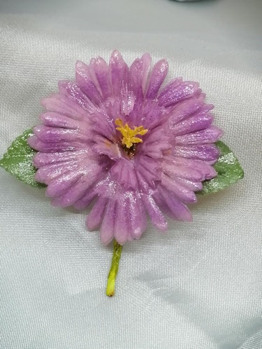 Vintage retro hår-accessoar eller klänningsblomma lila blomma med blad