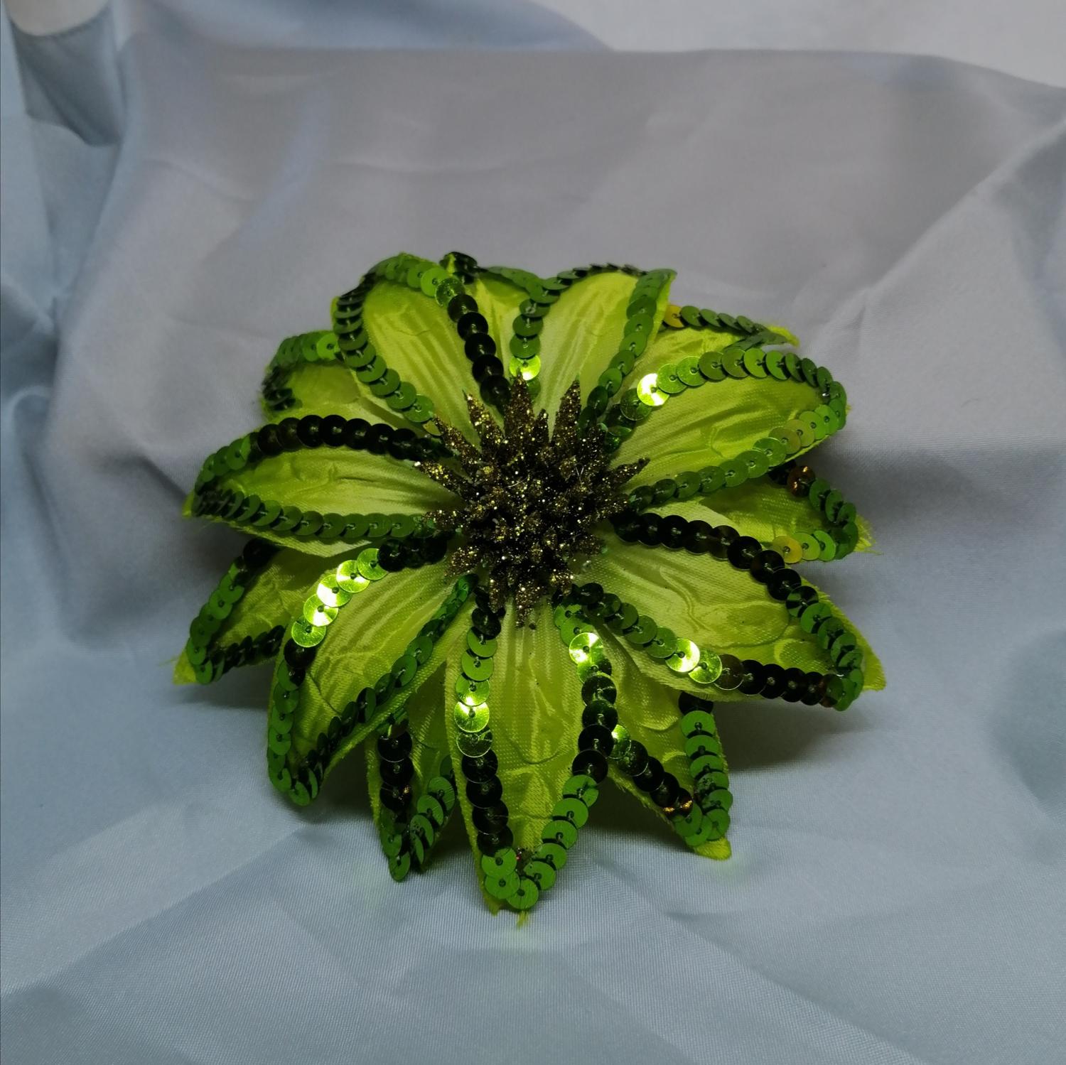 Hårdekoration hårspänne stor blomma med paljetter grön