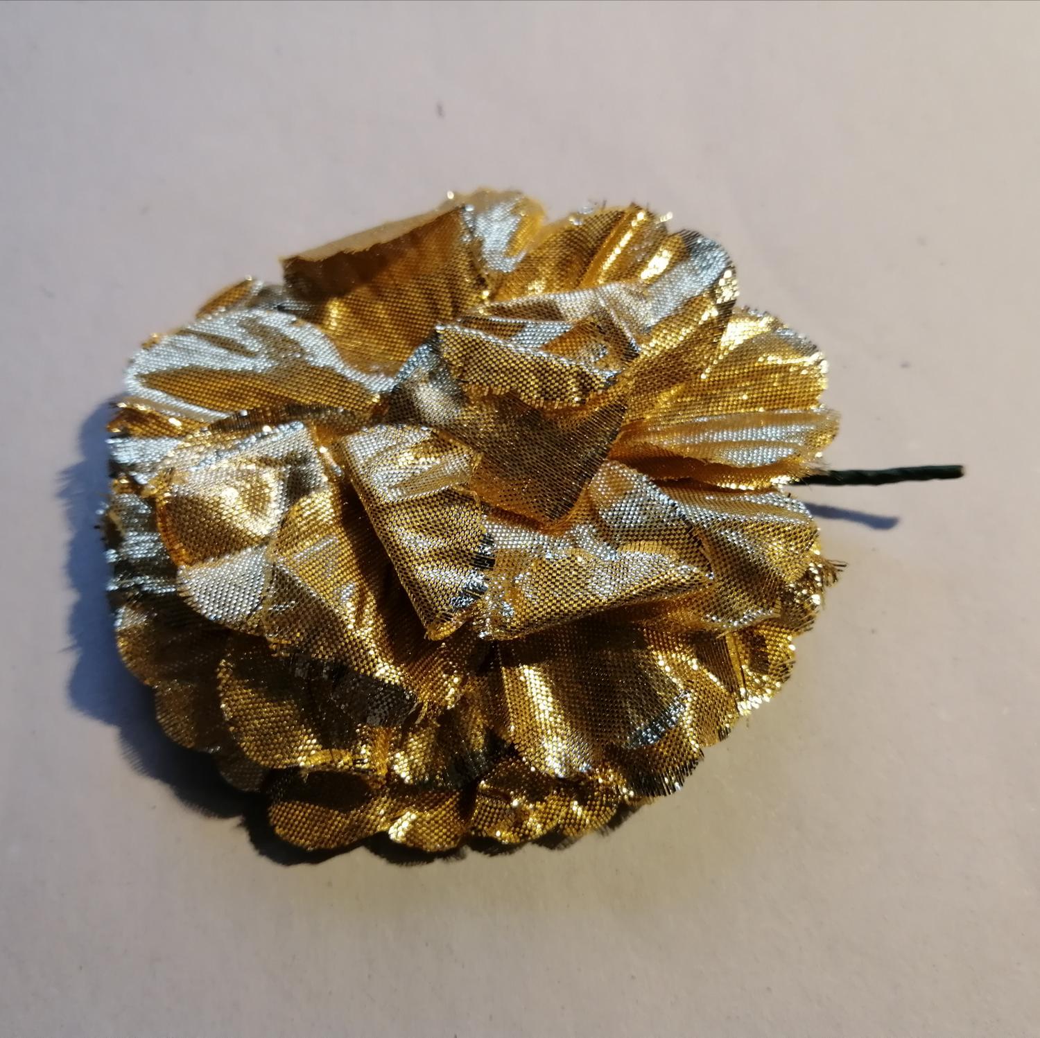 Second hand guldfärgad tygblomma med stjälk