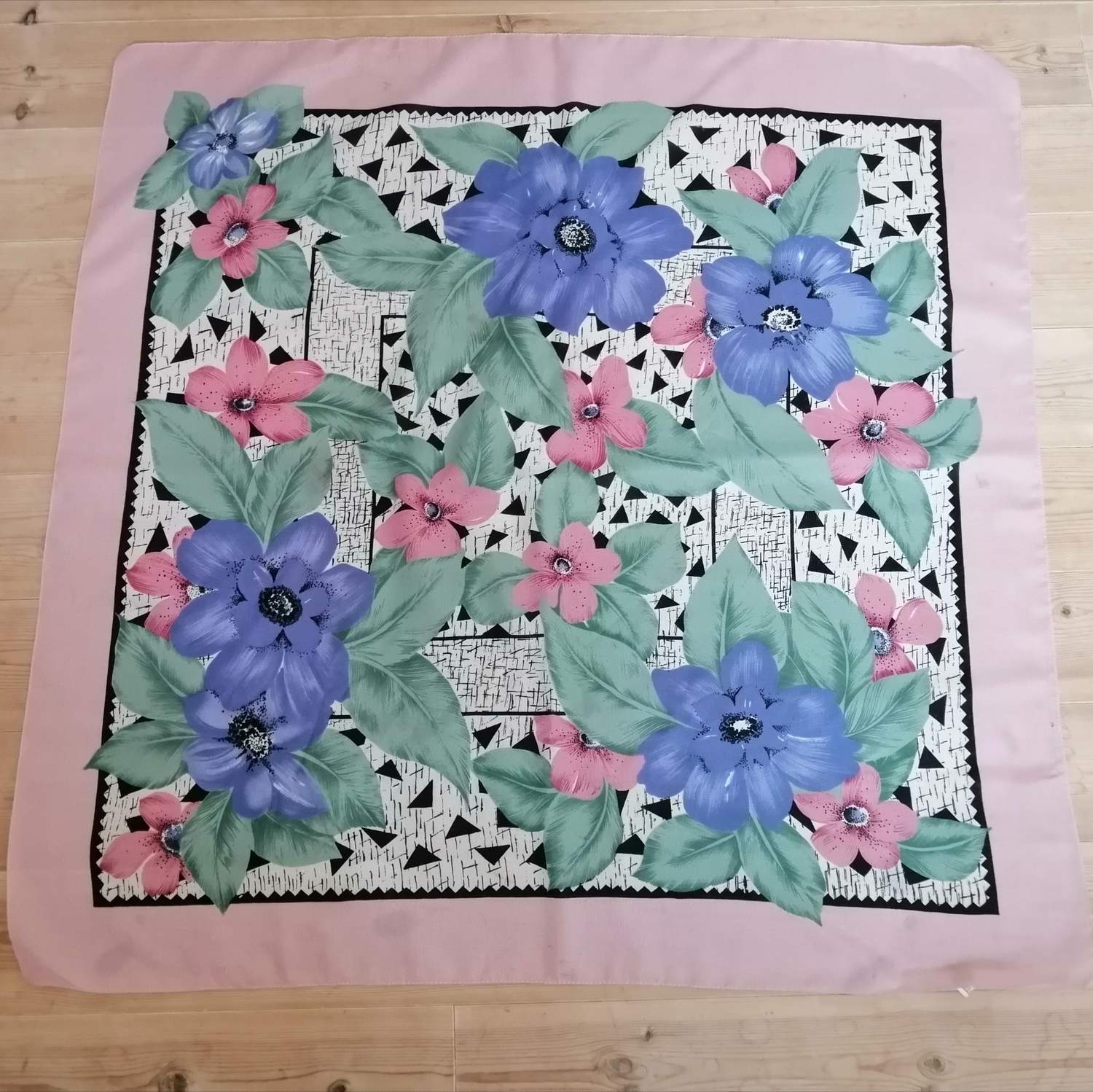 Vintage scarf scarves sjal rosa med blommor och svarta trianglar
