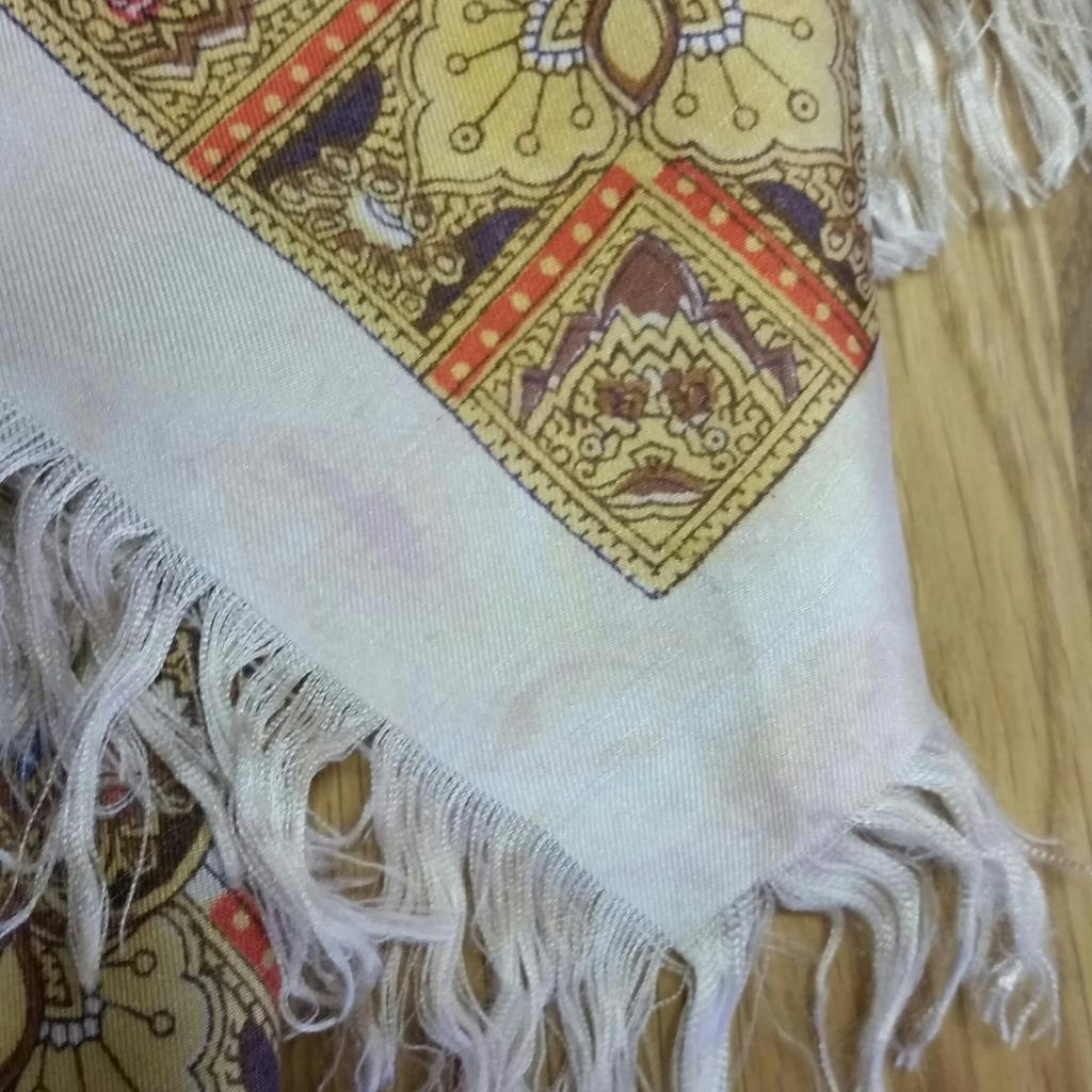 Retro vintage scarf scarves sjal större beigevit typ snusnäsduk med fransar  - Vintage Corner Österlen