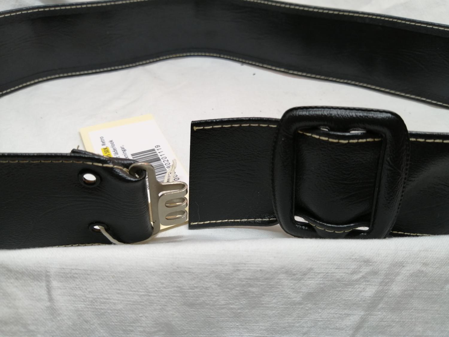 Retro skärp bälte svart blankt läderlook svart spänne vita stickningar