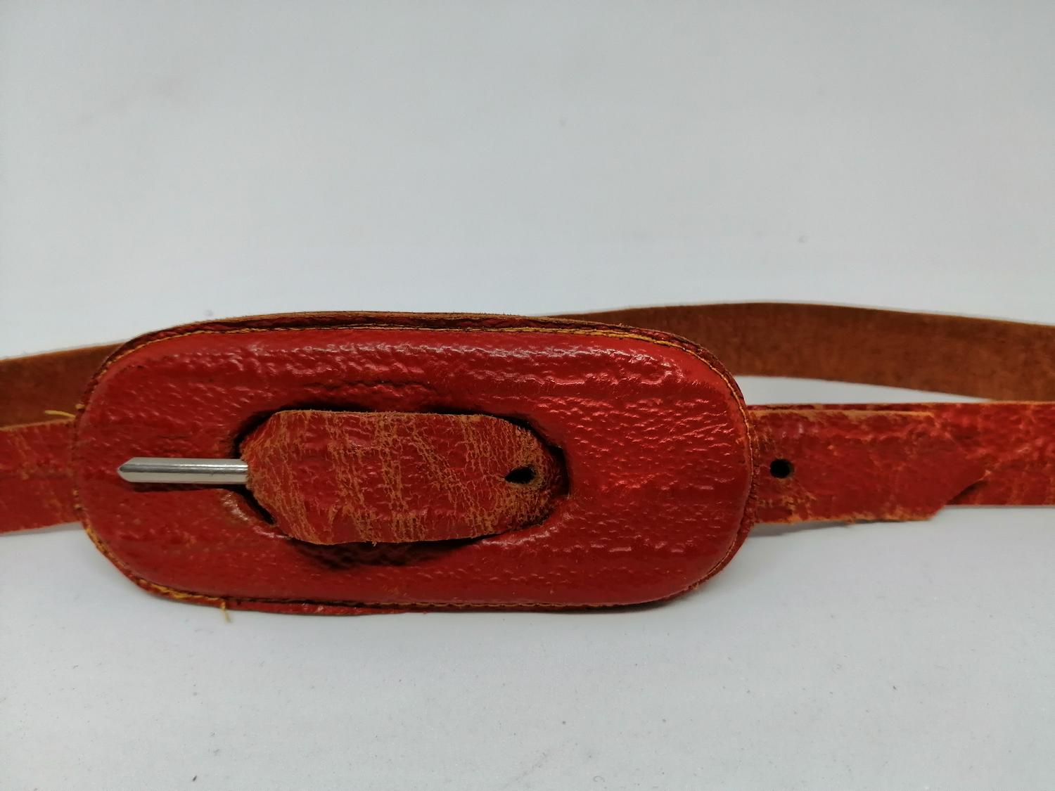 Vintage retro skärp bälte rött smalt läderimitation stort ovalt spänne i rött