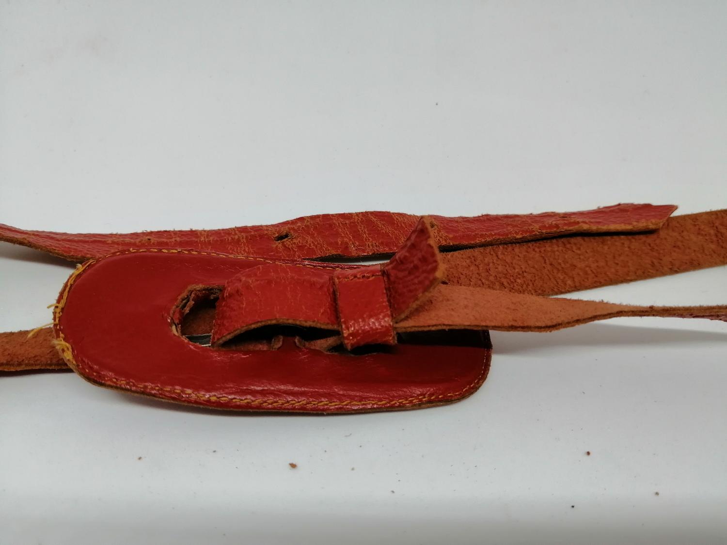 Vintage retro skärp bälte rött smalt läderimitation stort ovalt spänne i rött