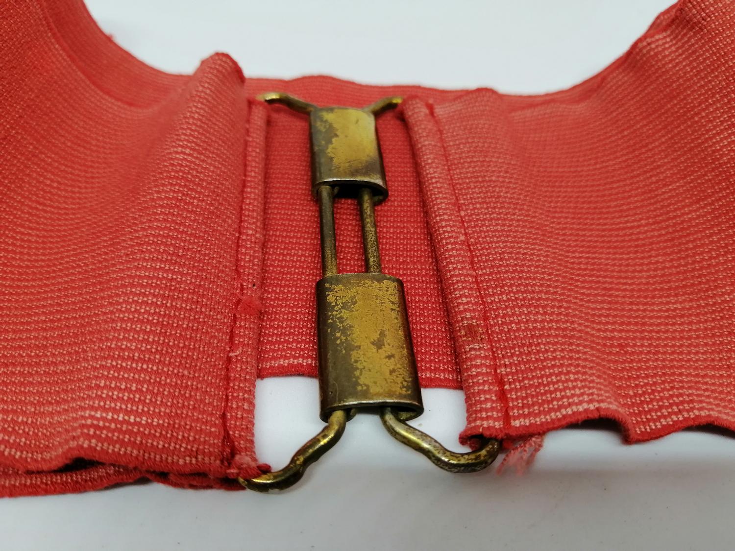 Vintage retro skärp bälte elastiskt röd resår mässingsfärgat spänne