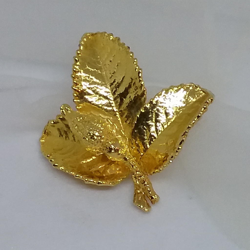 Brosch guldfärgat löv med rosenknopp i mitten metall