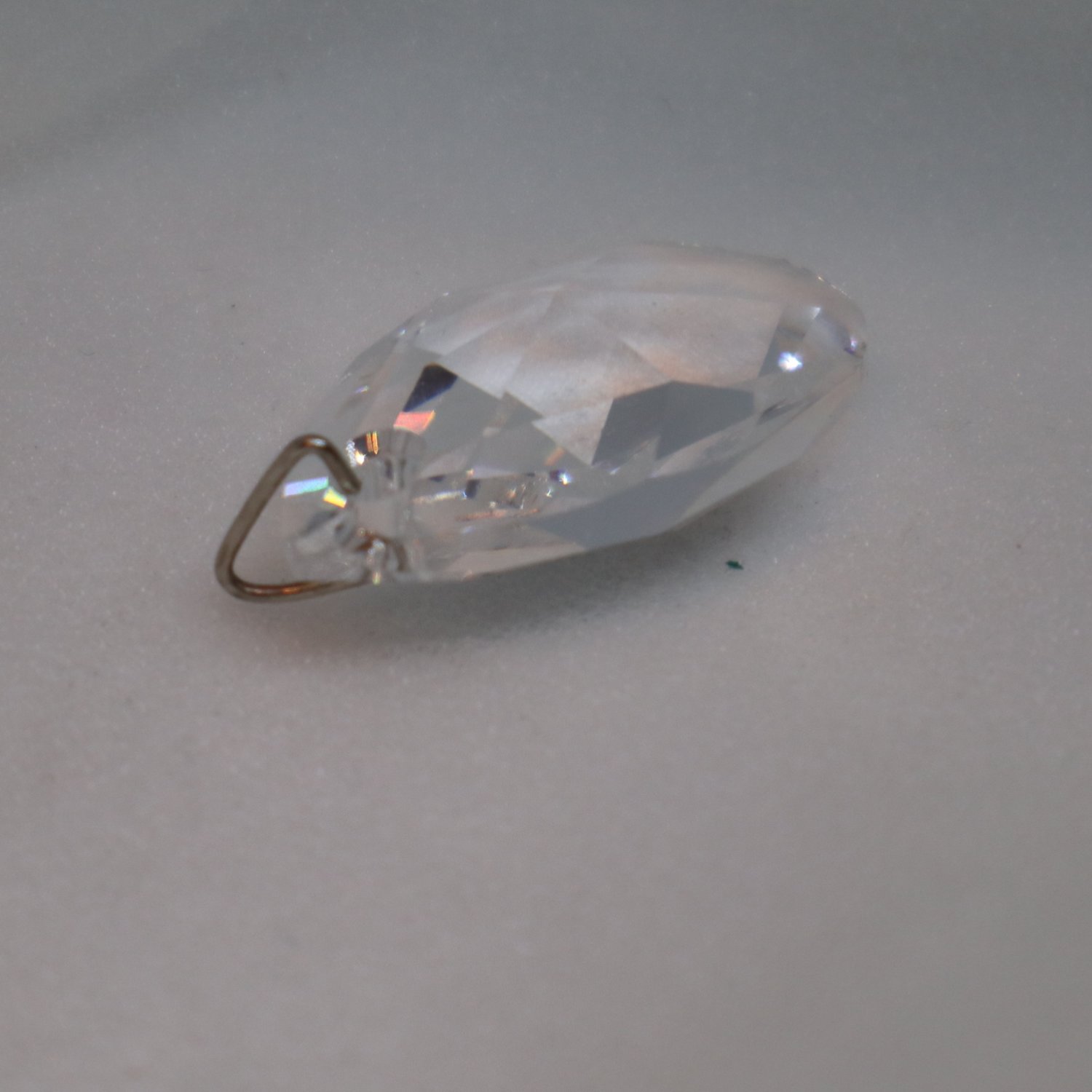 Hänge till halsband i form av större plast-diamant