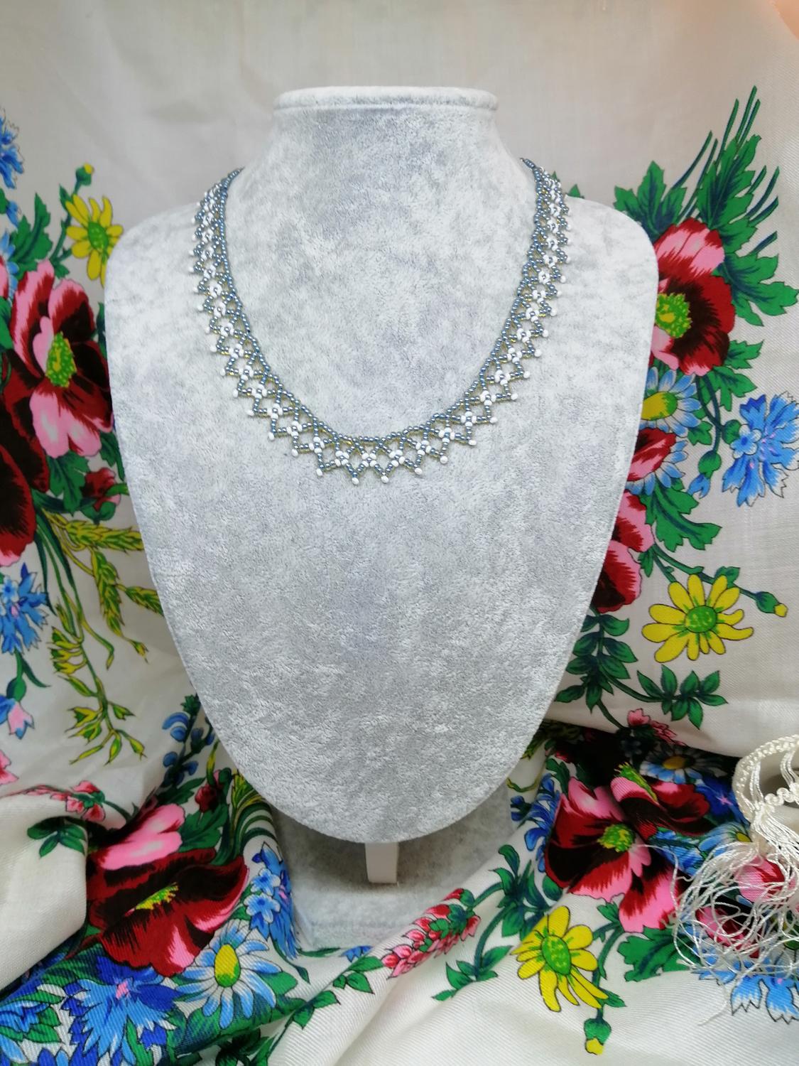 Bijouteri smycke halsband kort vävt trätt små små turkos vita pärlor spetsform