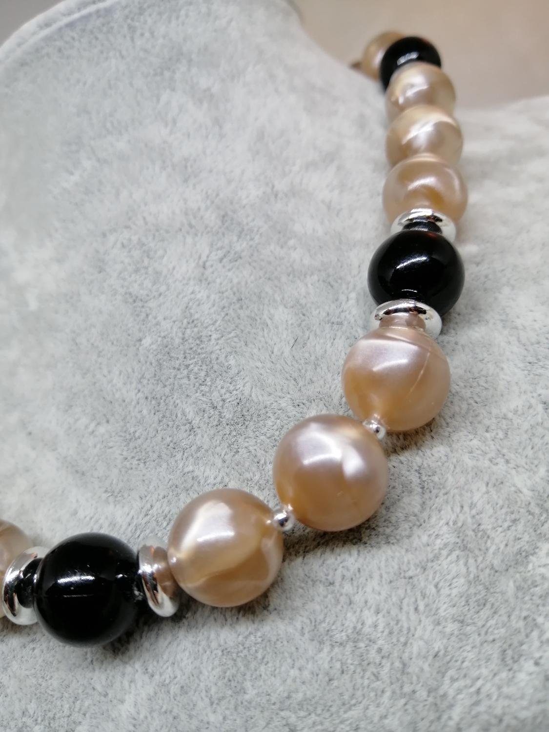 Vintage retro bijouteri smycke halsband beige svarta silverf. pärlor