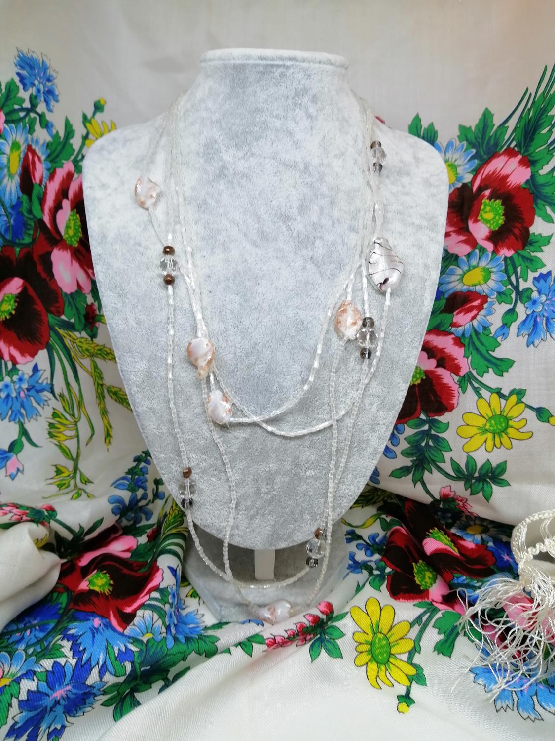 Bijouteri smycke halsband halvgenomskinligt stora och små stenar glas