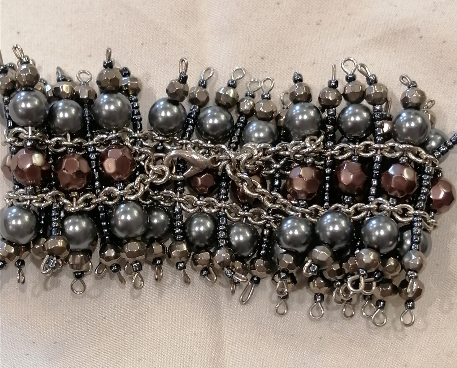 Nyare armband med blå lila och silvriga pärlor tungt