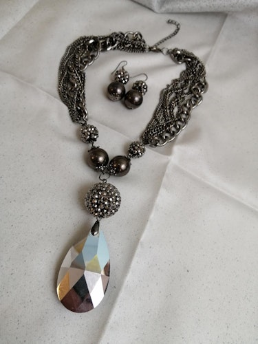 Nyare smyckesset halsband och örhängen silverfärgat kedjor stor sten plast