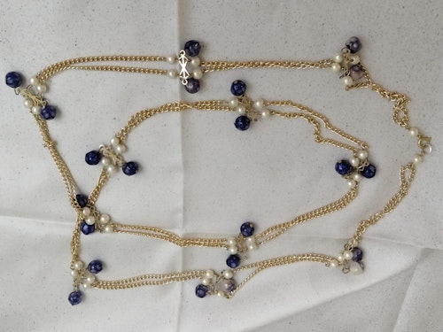 Nyare  halsband guldfärgad länk lila och vita pärlor plast