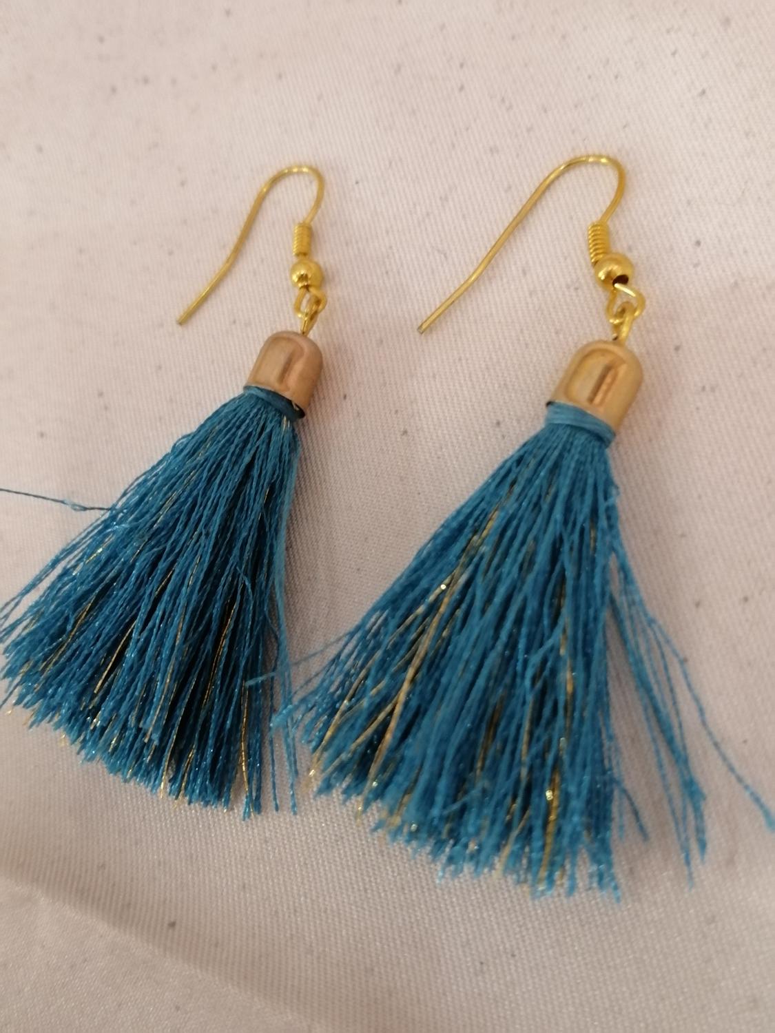 Bijouteri smycke örhänge turkosblå tofs med guldfärgad pinne