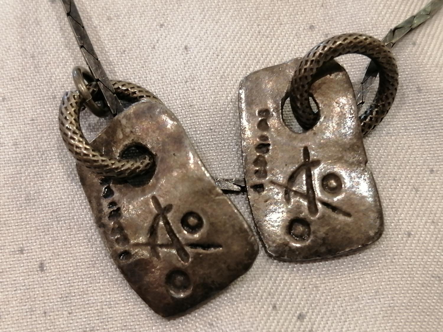 Bijouteri smycke halskedja med 2 hängen typ tags