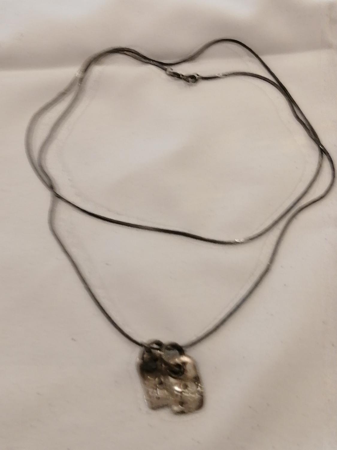 Bijouteri smycke halskedja med 2 hängen typ tags