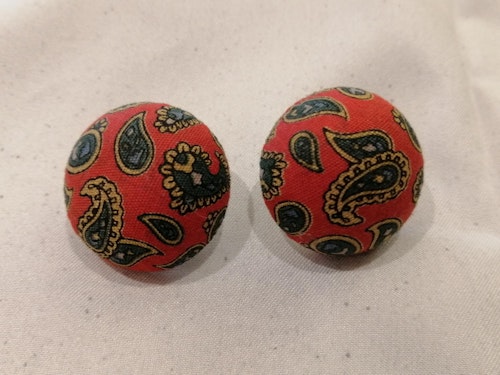 Bijouteri smycke örhänge för hål stora halvrunda med rött tyg paisley