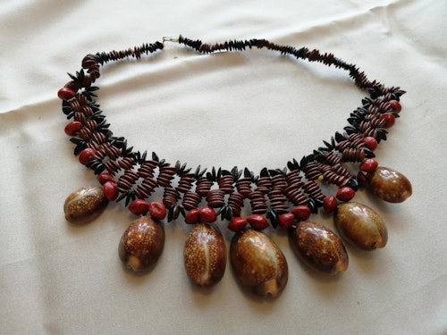 Second hand bijouteri halsband snäckor och naturmaterial afrika-inspirerat